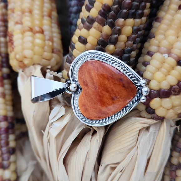 Stunning NWOT Native American Navajo Orange Spiny Oyster Heart Pendant 🧡🎁🍊 - Picture 1 of 10